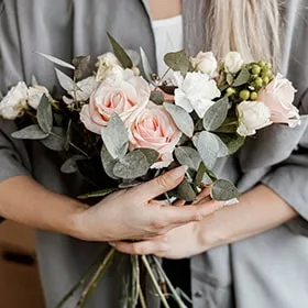 Флорист с букетом